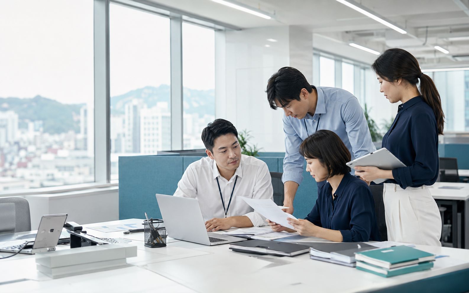 경력직 핵심인재를 검토하는 인커넥트 컨설턴트